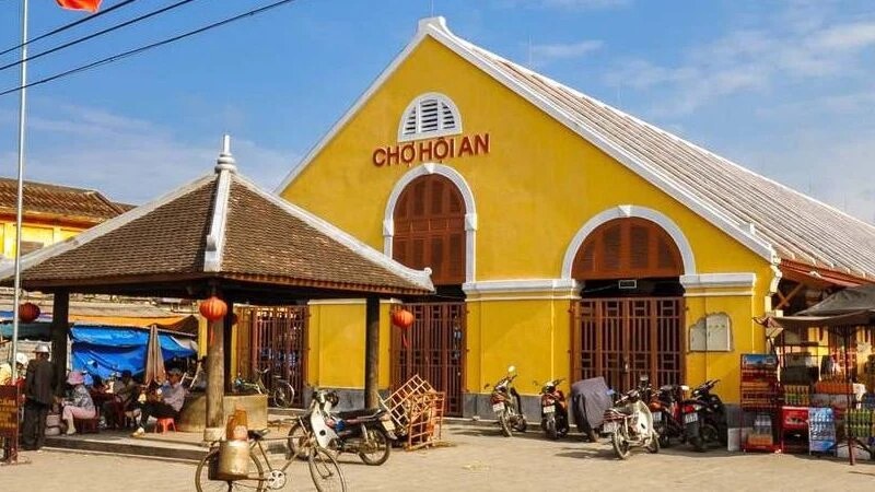 Bustling Atmosphere of Hoi An Central Market - Hoi An Photographer